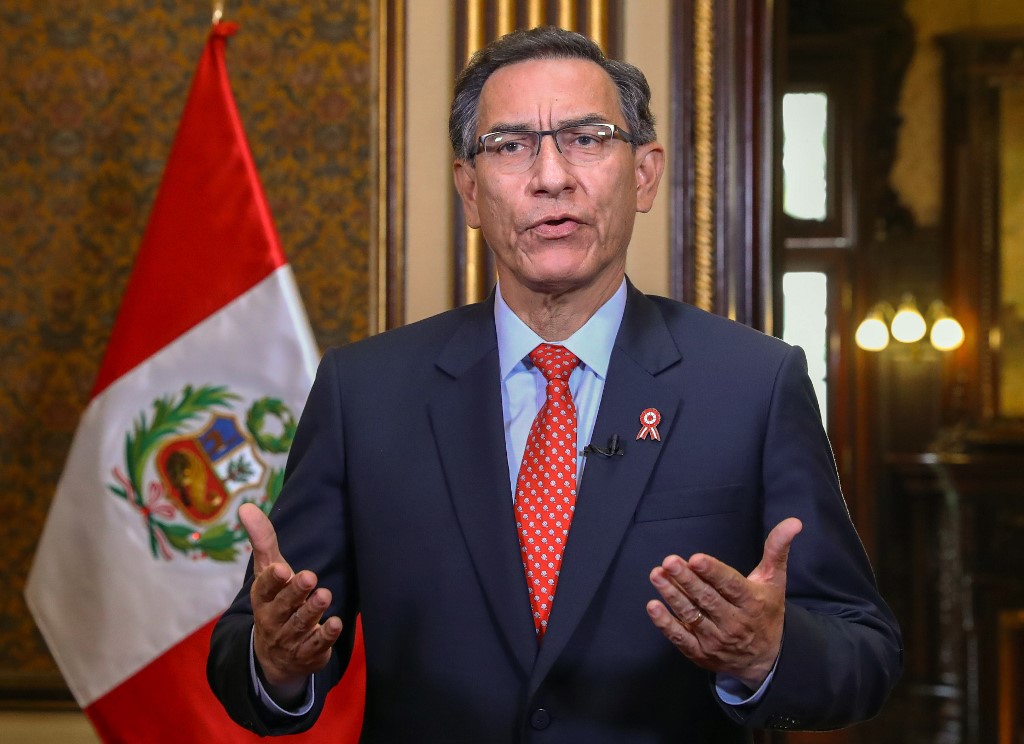 Presidente de Perú cambia a la mayoría de su incluido el