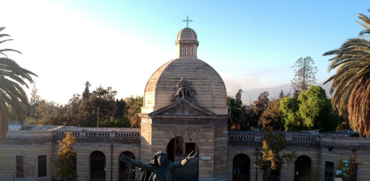 Fachada del Cementerio General en Recoleta, Chile.