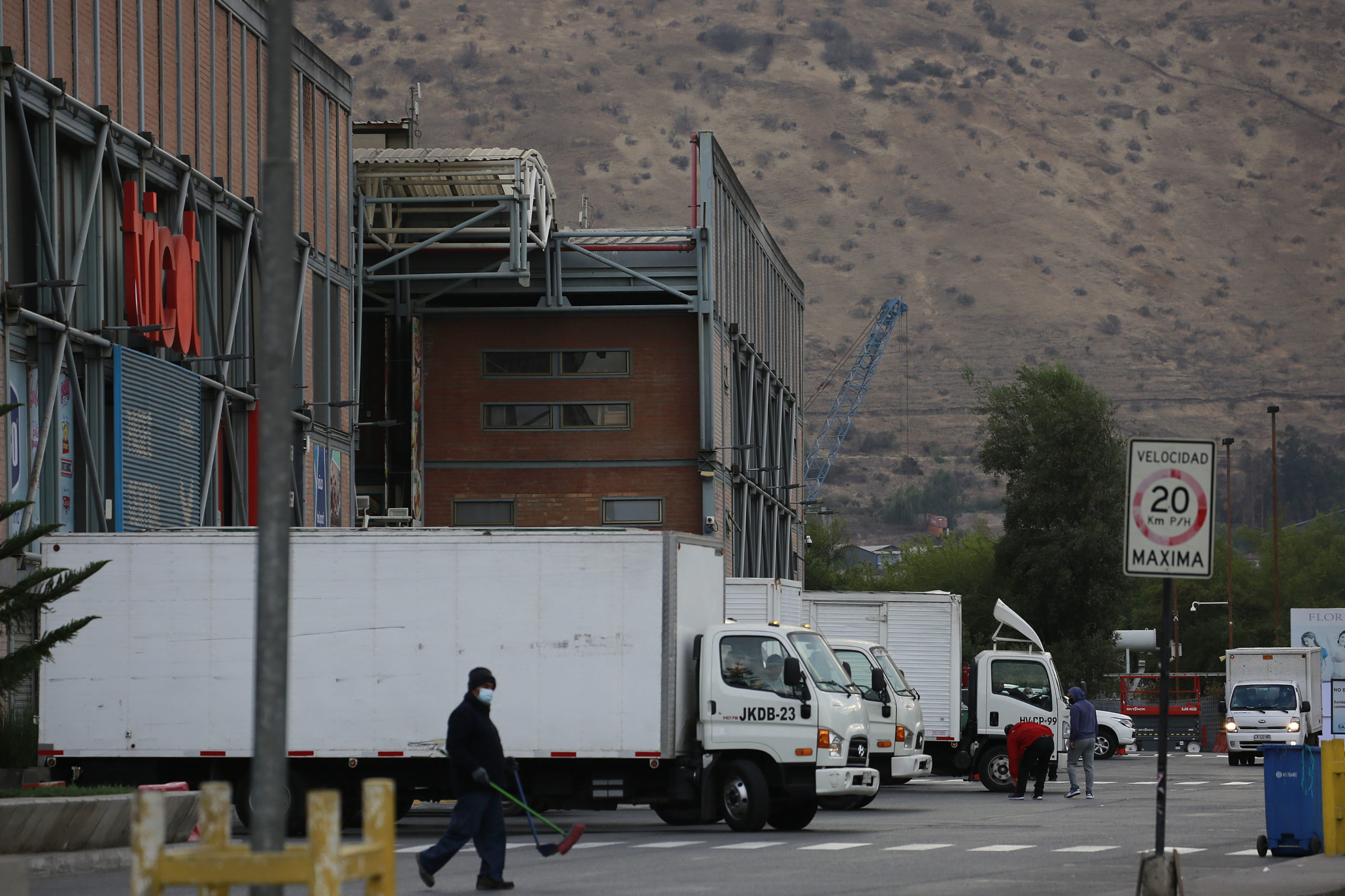 Indagan millonario robo en tiendas del Easton Outlet de Quilicura