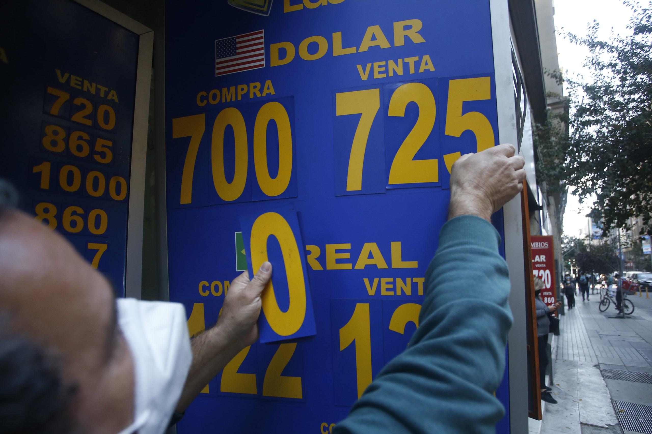 Dólar se situó en 695 tras alza histórica del cobre en Londres