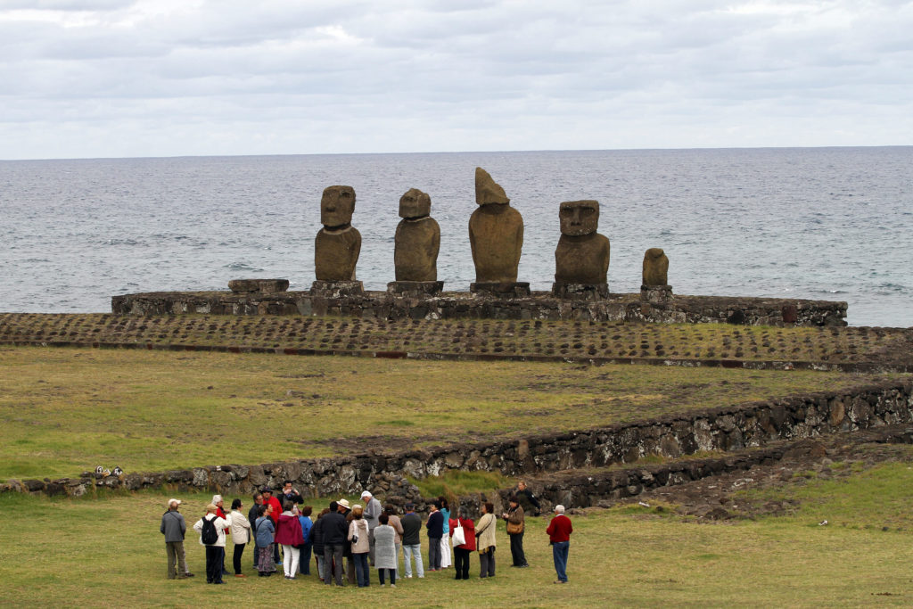 Turistas observan los moais de Rapa Nui (Imagen: Aton)
