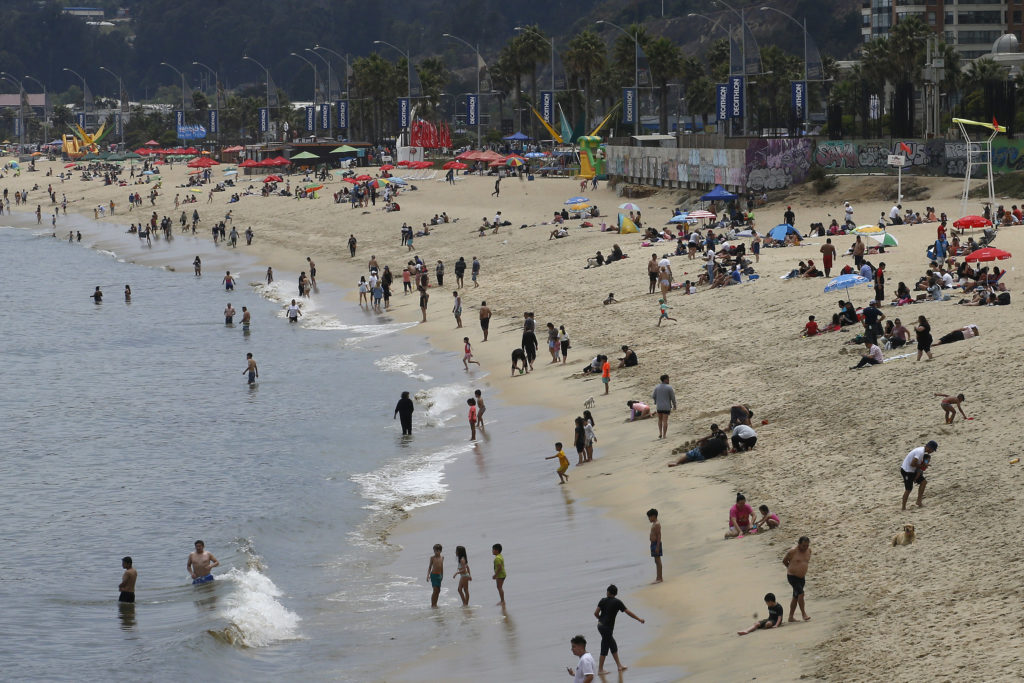 Turismo en playa de Vina del Mar.