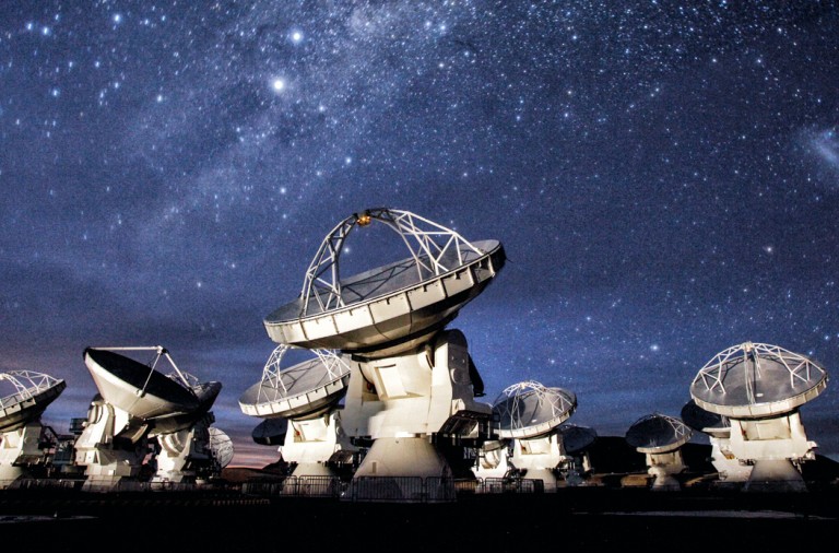 ALMA son las siglas de Atacama Large Millimeter/ Submillimeter Array. Las 66 antenas están desplegadas en un perímetro de 15 kilómetros por el llano de Chajnantor, a una altura que garantiza la ausencia de humedad en la atmósfera, que alteraría las observaciones