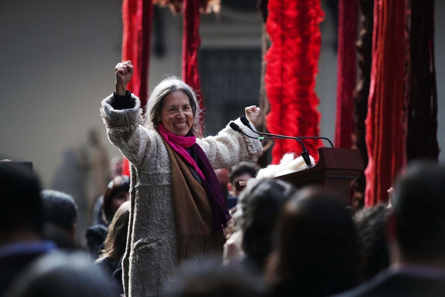 Cecilia Vicuña es galardonada con el Premio Nacional de Artes Plásticas