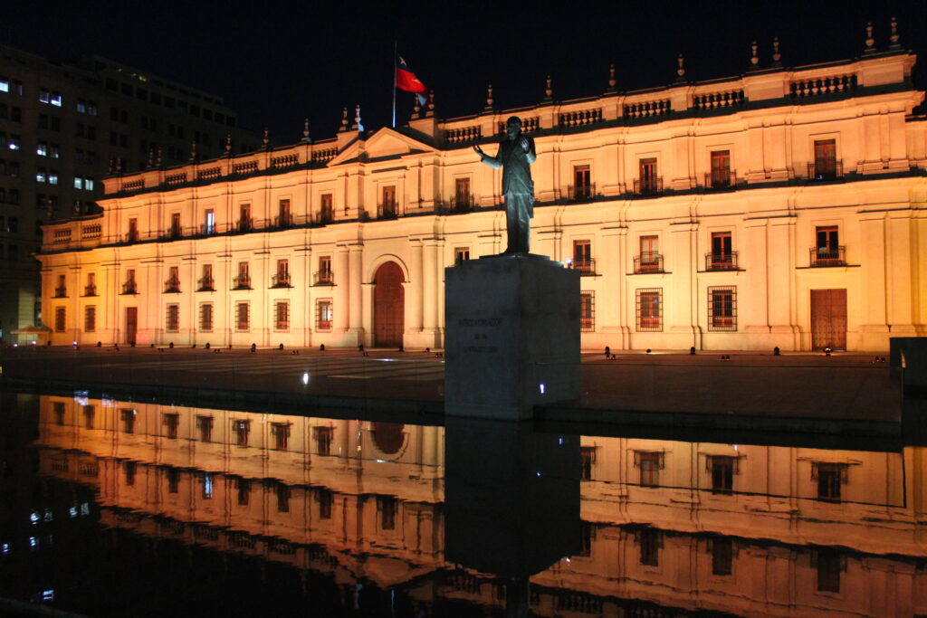 Fachada nocturna del Palacio de La Moneda. 