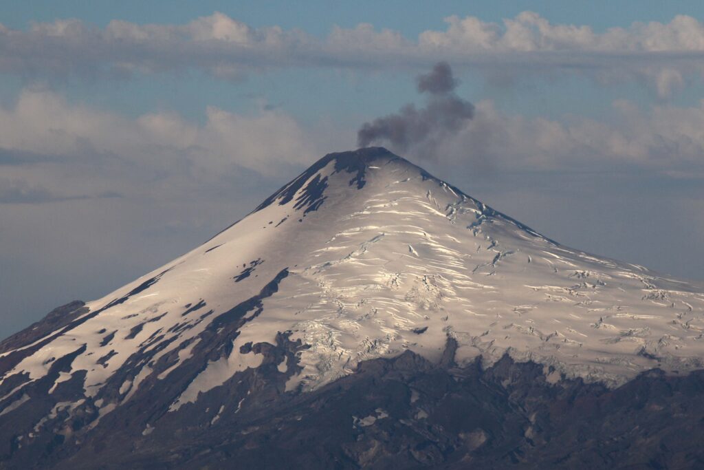 vista al Volcán Villarrica en estado activo 