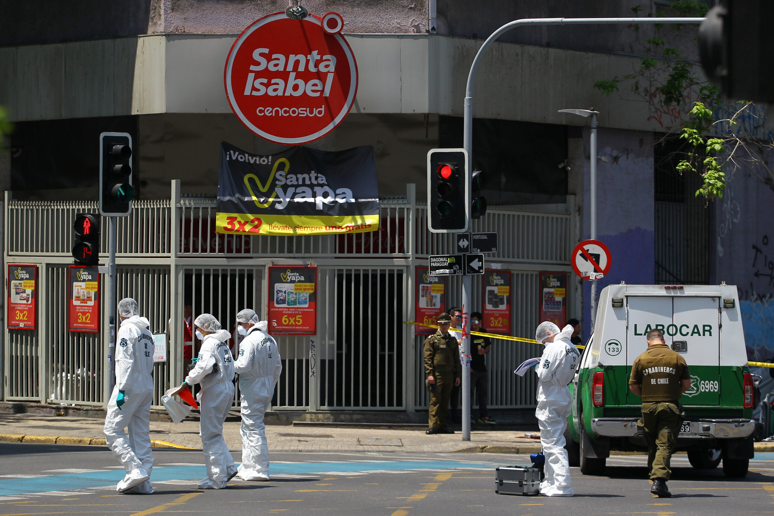 Carabineros frustró a balazos un asalto a padre e hijo en el centro de Santiago