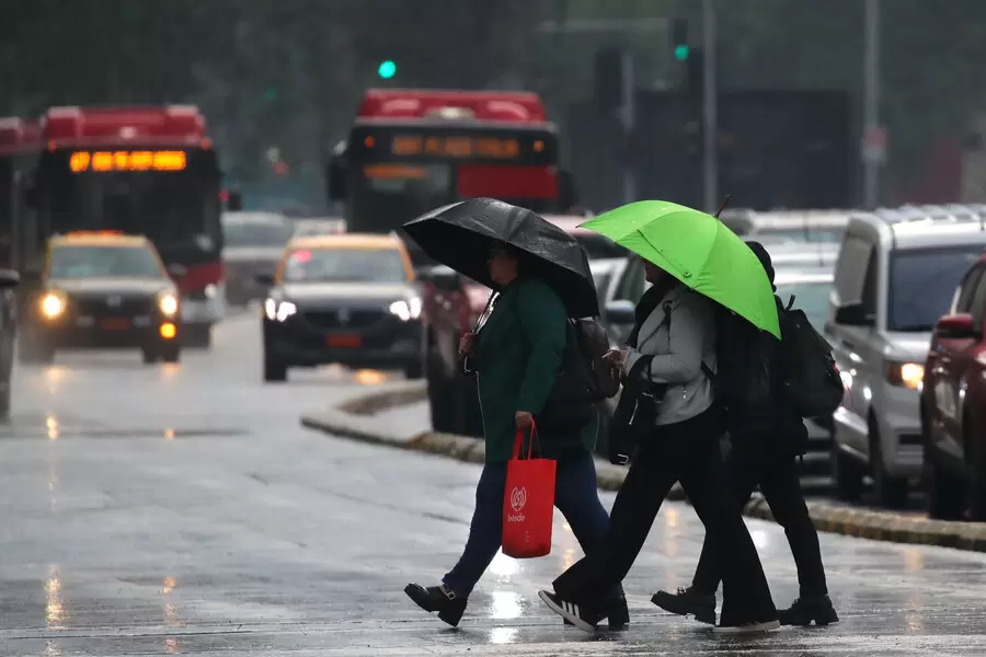 Revisa a qué hora llegará la lluvia a Santiago: co