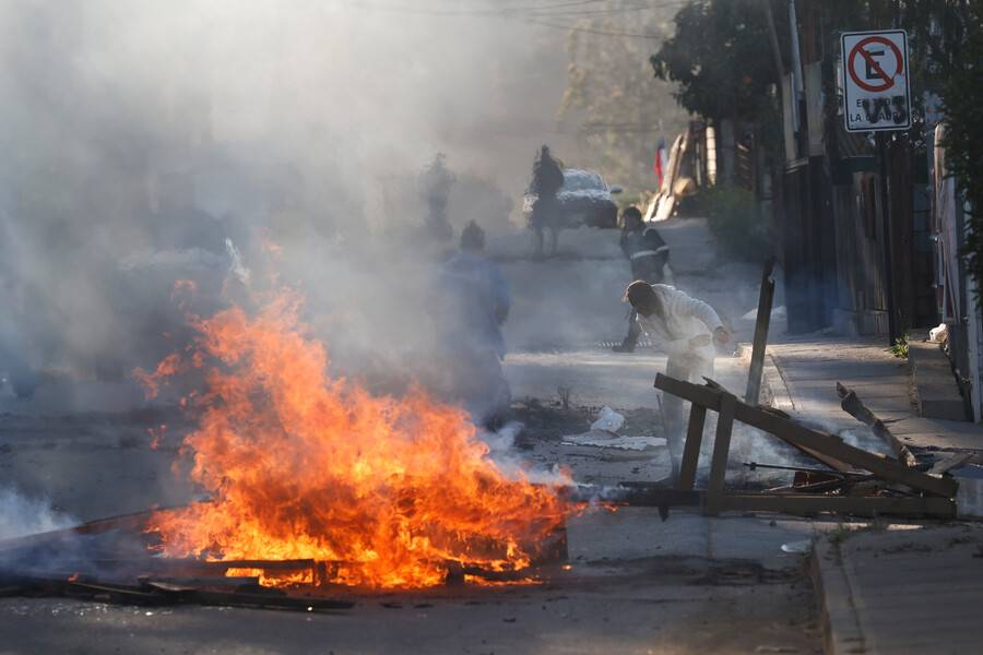 Barricadas incendiarias en inicio del desalojo de la toma de Placilla en Valparaíso