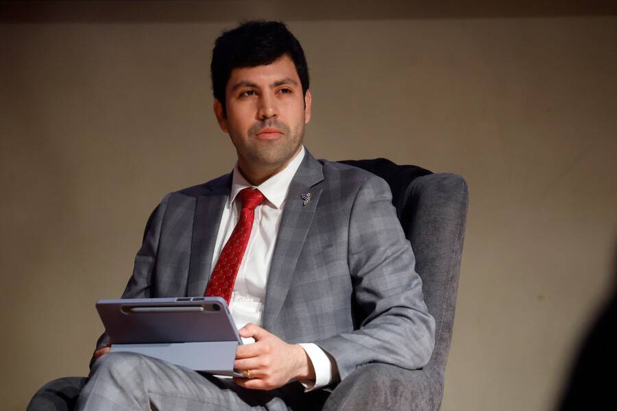 Asesor de Kaiser propone suprimir 16 ministerios y cita a Milei como referente