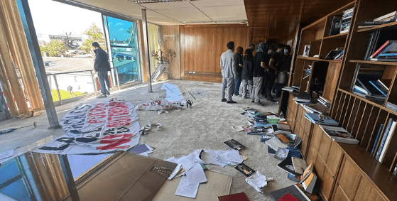 Desalojan toma de casi un mes en la Usach y rector denuncia daños y robos