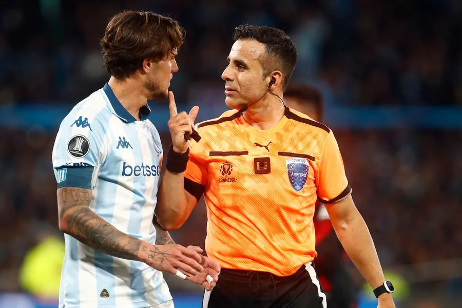 Prensa argentina criticó a Piero Maza tras eliminación de Racing en la Libertadores: “Jugó para Flamengo”