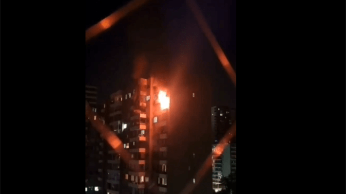 Incendio afectó a edificio de 14 pisos en Santiago Centro: Bomberos encontraron un muerto en el inmueble