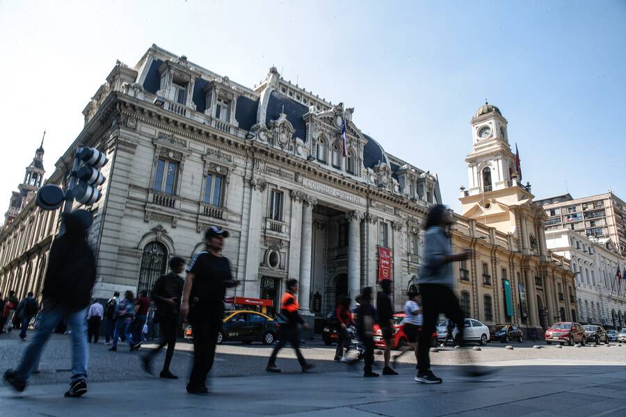 Fachada de Correos de Chile, en la Plaza de Armas. 