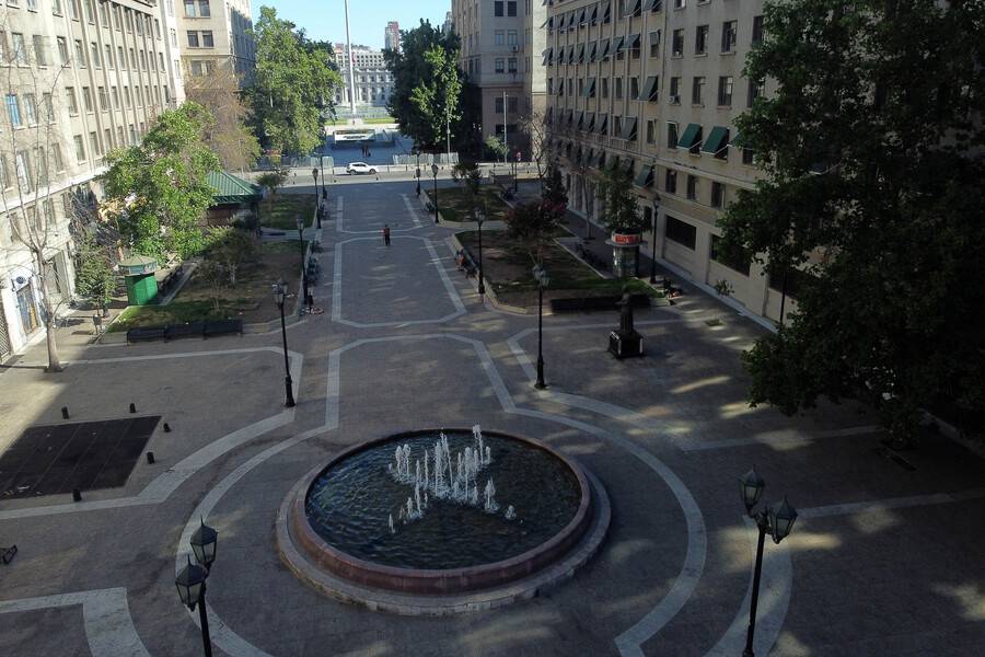 Vista en altura del Paseo Bulnes, en Santiago. 