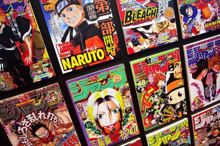 Varios mangas japoneses en vitrina (superprof)