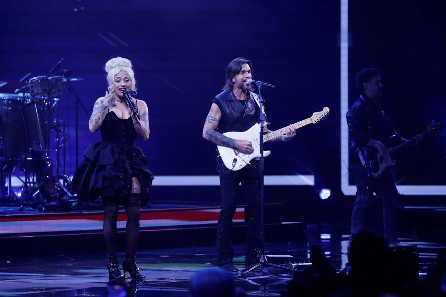 Juanes triunfó en la cuarta noche de Viña 2026: sorprendió invitando a Mon Laferte al escenario