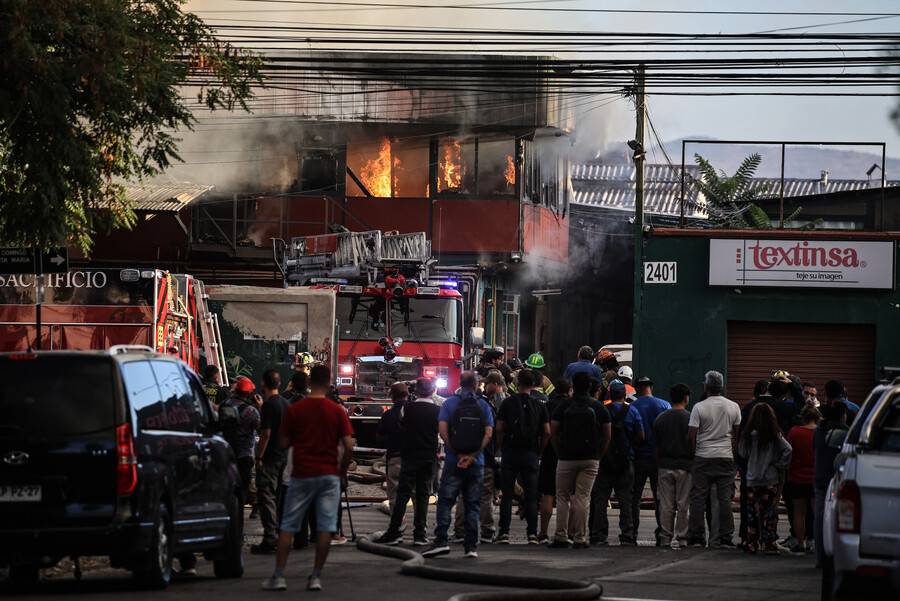 Reportan gran incendio en fábrica de telas en Independencia: columna de humo se visualiza en distintos puntos de la RM