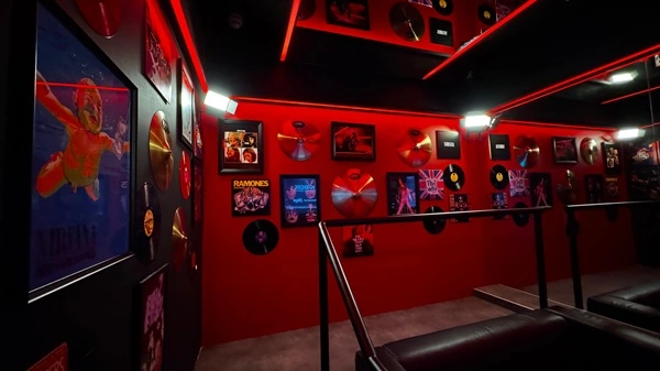 Una de las salas de K-Box, nuevo espacio de karaoke en Santiago