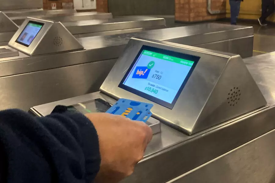 Bip! concentra el 66% de los viajes en Metro: un 5% es con tarjetas bancarias