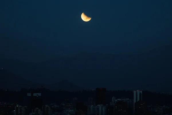“Luna de sangre”: Eclipse lunar fue visto en Chile y en distintas partes del mundo