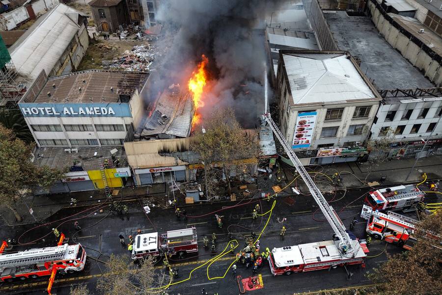 Incendio destruye tres locales comerciales en Sant