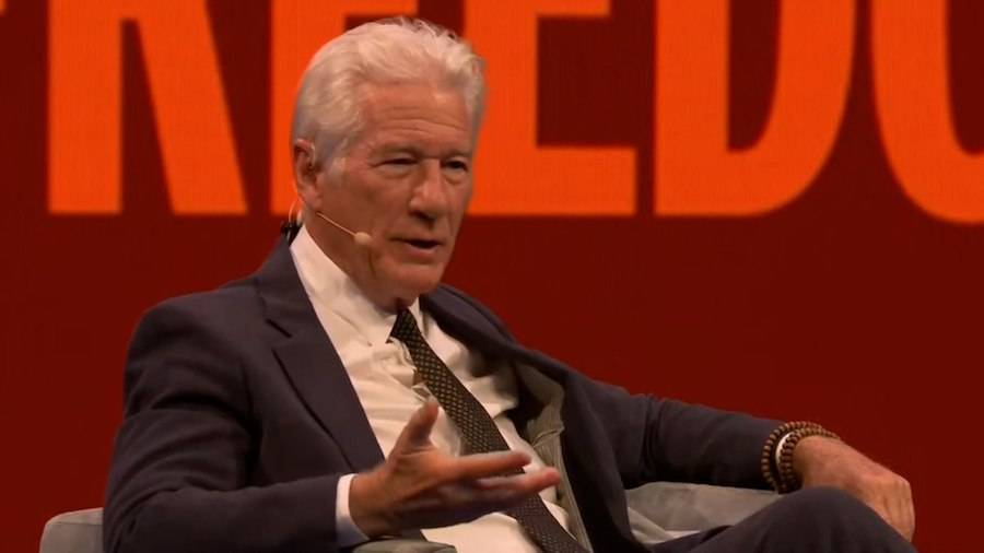 VIDEO: Richard Gere carga contra el “maníaco” de Trump y alerta de “una época oscura” en EEUU