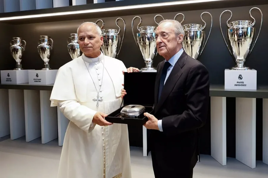 Florentino Pérez le regala una réplica en miniatura del Santiago Bernabéu al Papa.