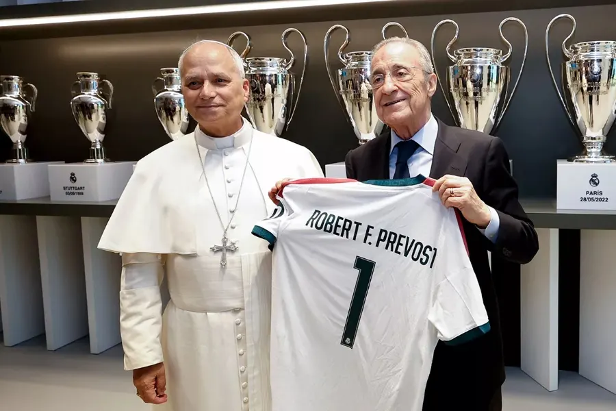 Florentino Pérez le regala una camiseta del Real Madrid al Papa