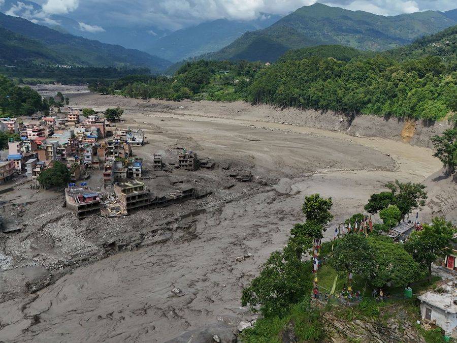 Al menos 16 muertos y 400 sin contacto en Nepal luego de una riada en la frontera con China