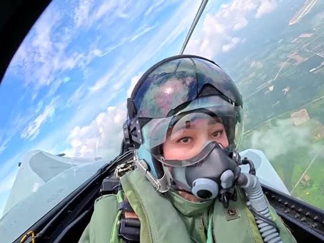 VIDEO: La reina de Tailandia hace historia al volar sola un Caza Gripen militar