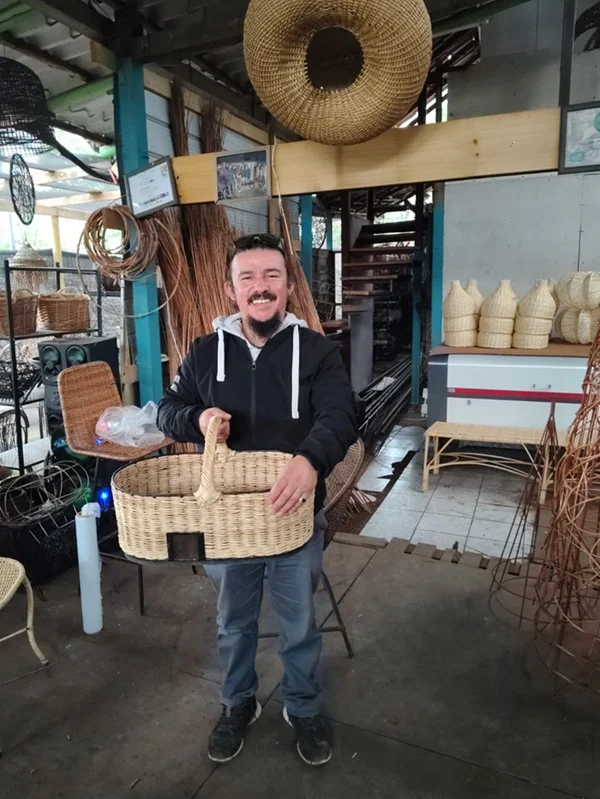 Joel Jorquera, artesano de Chimbarongo que lidera el proyecto de construir el canasto de mimbre más grande del mundo
