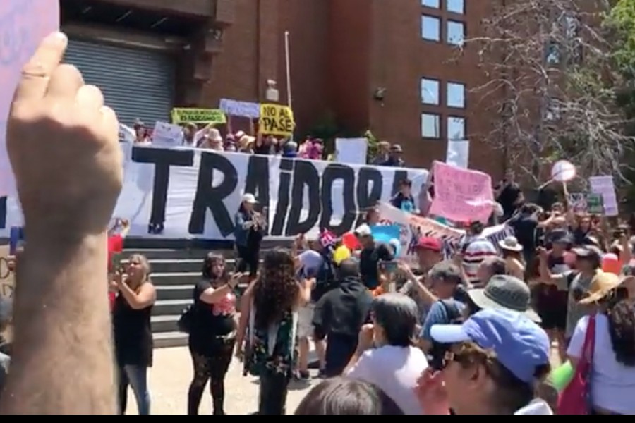 Colectivo “antivacuna” ingresó a la fuerza a Canal 13 Gobierno condenó